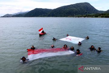 Meriahkan HUT RI, Bendera Merah Putih dibentangkan di perairan Aceh