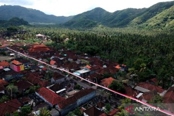 Sambut HUT RI, warga di Klungkung pasang bendera Merah Putih sepanjang 400 meter