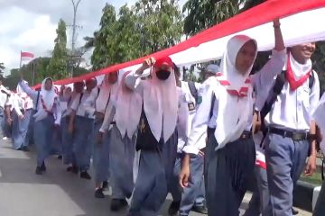 17 km Bendera Merah Putih jahitan anak SMK dibentangkan siswa Kendari