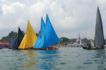 Belasan sampan layar warna warni meriahkan HUT RI di perbatasan