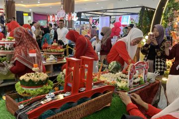 Lomba tumpeng pempek meriahkan HUT Kemerdekaan RI di Palembang