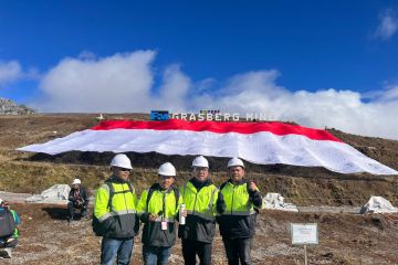 Bendera Merah Putih raksasa membentang di Tambang Grassberg Papua