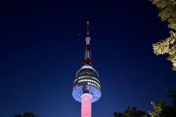 Lampu bertema merah putih hiasi tempat ikonik di Seoul, Korea Selatan