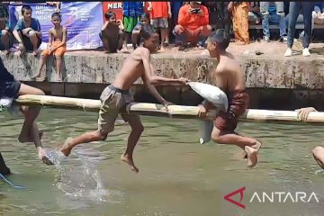 Lomba gebuk bantal meriahkan HUT Kemerdekaan RI di Kalimalang 