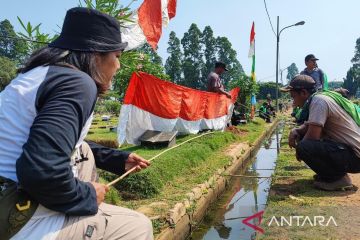 HUT RI, petugas pemakaman ikut lomba mancing di selokan TPU Malaka I