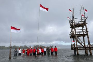 Nelayan dan pelaku pariwisata Gilimanuk rayakan HUT RI di tengah laut