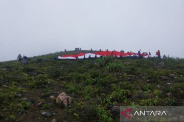 Pendaki kibarkan bendera raksasa di Bukit Kaba Rejang Lebong