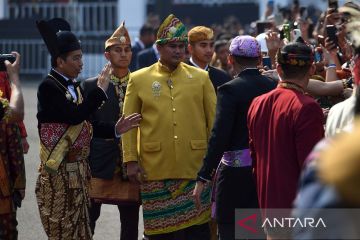 Presiden Jokowi sapa warga jelang upacara HUT ke-78 RI di Istana Merdeka