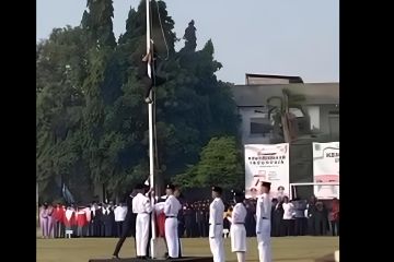 Teknisi sound panjat tiang bendera agar merah putih tetap berkibar