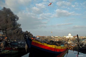 Helikopter water bombing bantu pemadaman kebakaran kapal di Tegal