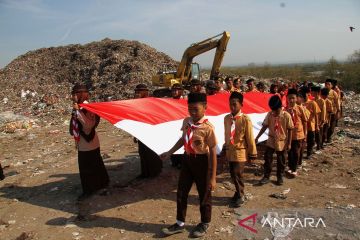 Upacara HUT RI di tempat pembuangan akhir sampah