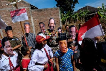 Upacara peringatan HUT RI dengan bertopeng tokoh politik