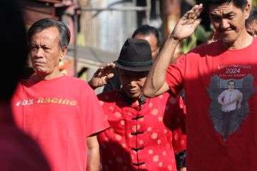 Puluhan keturunan Tionghoa di Surabaya gelar upacara HUT ke-78 RI