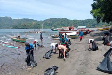 PLN-TNI AL membersihkan laut dari sampah plastik di Sulut