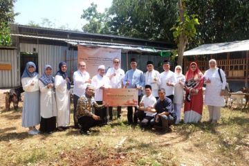 Danamon donasikan 67 kambing guna dukung program kewirausahaan 
