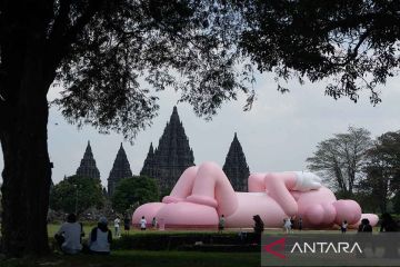 Pameran Kaws : Holiday Indonesia di Candi Prambanan
