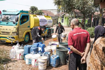 Warga Bandung Barat terdampak kekeringan menerima bantuan air bersih 