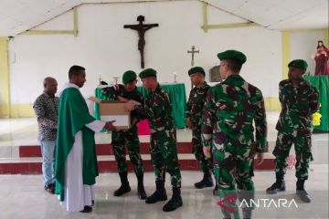 Satgas Yonif 310/KK serahkan bantuan ke gereja di perbatasan RI-PNG
