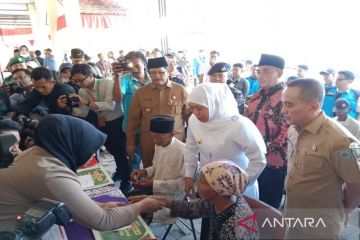 Gubernur salurkan bantuan pada lansia dan pedagang kelontong Bangkalan