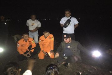 Seorang anak terseret ombak saat mandi di Pantai Wangurer