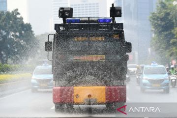 Penyemprotan jalan untuk kurangi polusi dan cuaca panas di Jakarta