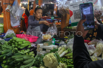 Pembayaran melalui QRIS di pasar rakyat Pekanbaru