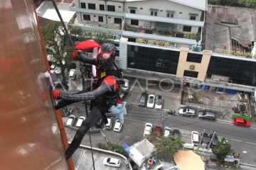 Aksi Spiderman bersihkan gedung di Malang