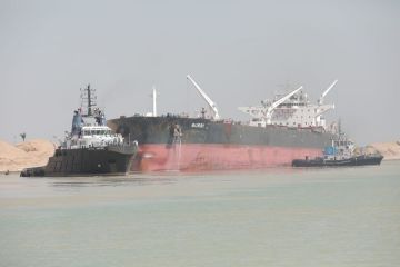 Lalin Terusan Suez diupayakan pulih pascatabrakan dua kapal tanker