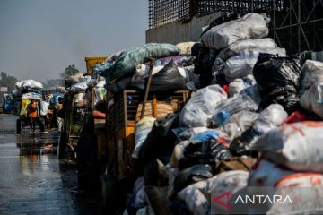 Sampah menumpuk dampak kebakaran TPA Sarimukti