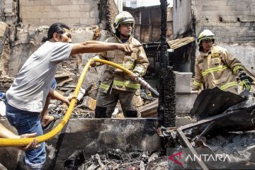 Proses pendinginan pascakebakaran di Petojo Selatan