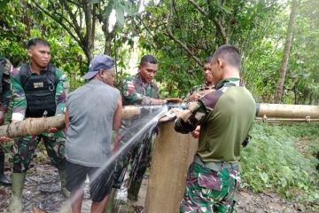 Satgas Yonif bantu kebutuhan air bersih warga di perbatasan Papua