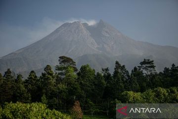 Guguran lava pijar meluncur 10 kali dari Gunung Merapi sejauh 1,6 km