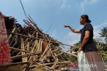 PMI Sukabumi salurkan bantuan darurat korban rumah ambruk