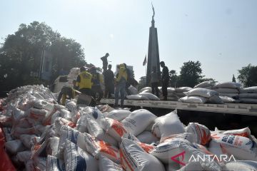 Truk pengangkut beras Bulog terguling akibat kelebihan muatan