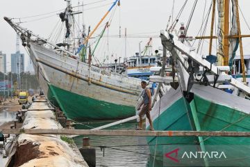 Rabu, pelabuhan dan perairan Jakarta berawan