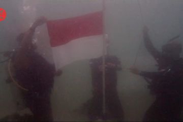 BPBD Kepri bentangkan Bendera Merah Putih di dasar laut perbatasan