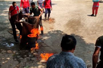 Damkar Semarang edukasi warga padamkan api dengan alat sederhana