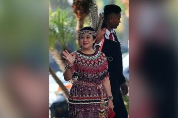 Ketua DPR RI bawa pesan persatuan lewat baju adat Dayak