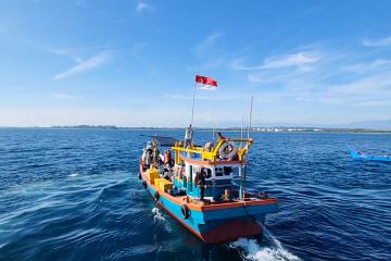 Lanal Lhokseumawe bagikan bendera ke nelayan di perairan Pusong