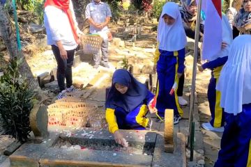 Mengajak siswa SD berziarah ke makam Jenderal Bambu Runcing