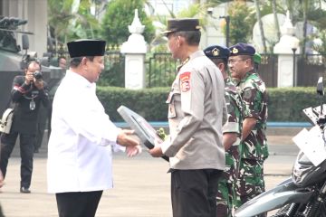 Prabowo serahkan motor listrik produksi dalam negeri untuk TNI-Polri