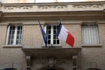 Prancis bersiap larang penggunaan abaya di sekolah