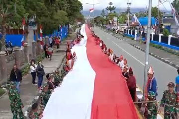 Ribuan warga Jayawijaya bentangkan bendera merah putih sepanjang 2 km