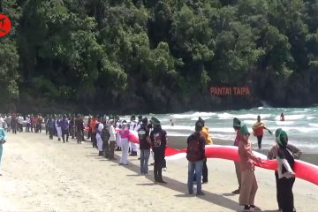 Bentangkan Merah Putih sepanjang Pantai Taipa, Konut raih 2 rekor MURI
