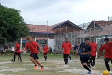 Serunya pertandingan sepak bola napi Vs petugas di Lapas Palu
