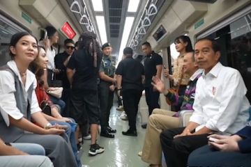 Jokowi ajak selebritas jajal LRT Jabodebek