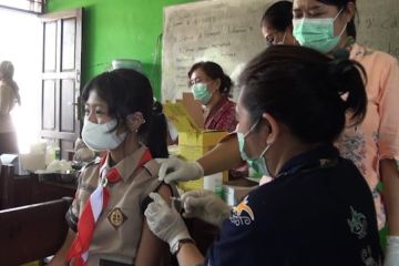 Puluhan murid perempuan SD di Palangka Raya menerima vaksin HPV