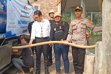 Polda Banten & KNPI Cilegon salurkan air bersih ke wilayah perbukitan