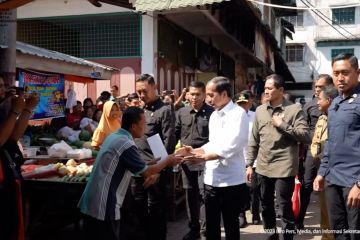 Tinjau Pasar Brahrang Binjai, Jokowi temukan harga beras naik