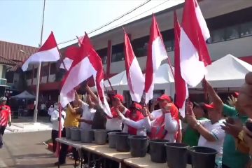 Warga Cipondoh Tangerang cuci bendera sebelum dikibarkan